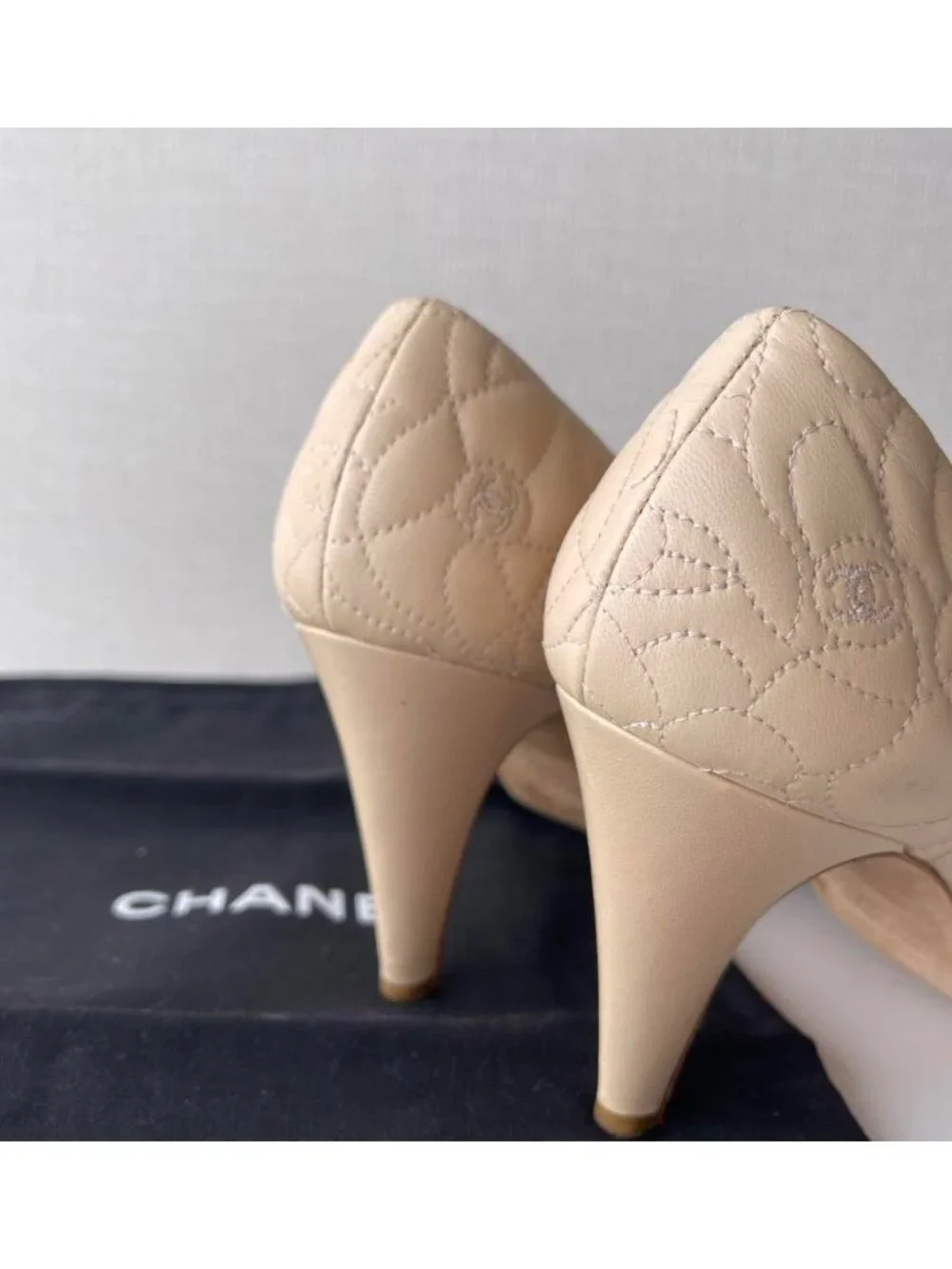 Chanel beige Camellia logo cc quilted leather pump heels sz37 US6.5  narrow